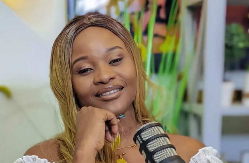Appy - Watu Feki Lyrics & translation
